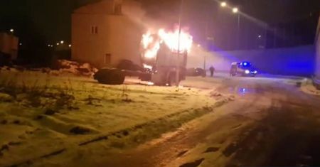 Zapłonęła ciężarówka z człowiekiem w środku. Policjanci ruszyli na ratunek