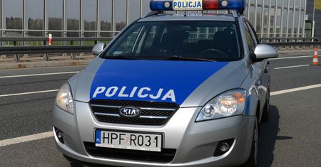Wypadek na S8. Auto uderzyło w bariery i dachowało
