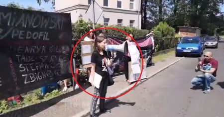Ruszów. Ksiądz zatrzymany przez policję. Manifestacja przed mszą