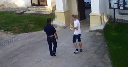 Skandal w kościele w Sandomierzu. Pili wódkę, przeszkadzali, a potem zniszczyli witrynę