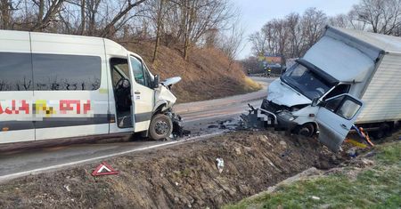 Groźny wypadek w Dębianach. Osiem osób rannych