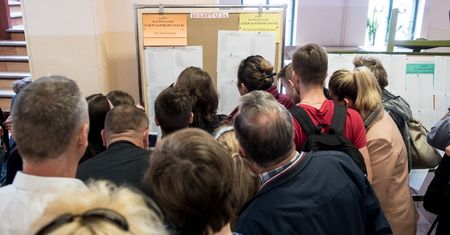 Wyniki rekrutacji do liceów. Okrzyki radości, łzy rozczarowania. Uczniowie sprawdzają listy