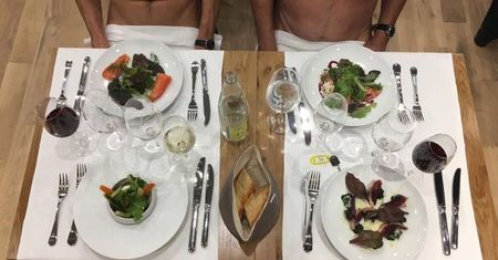 Plaża dla nudystów to przeżytek. W Paryżu otworzyli restaurację dla golasów