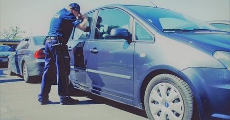 Dziadek zostawił wnuczkę w nagrzanym aucie. Dziecko zabrano do szpitala
