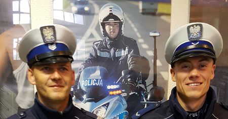 Policjanci z Kłodzka pomogli uratować duszącego się niemowlaka. Szybka jazda na sygnale