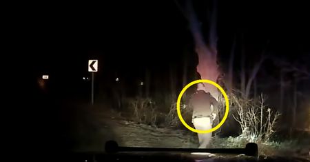 Policjant próbował zatrzymać kierowcę. Później uratował mu życie
