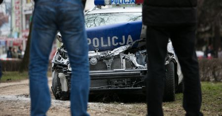 Jadąc na sygnale, rozbiła radiowóz. Policjantka ma zapłacić za naprawę