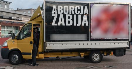 Antyaborcyjna ciężarówka odholowana. Zniknęła z warszawskich Bielan