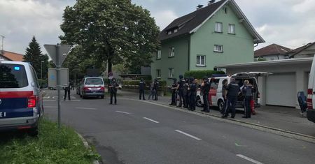 Zastrzelił dziewczynę i zabarykadował się w domu. Trwa akcja służb