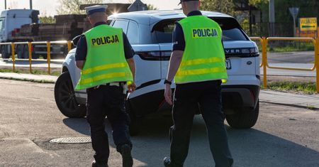 Policja pochwaliła się uratowaniem psa. Teraz internautki chcą być zatrzymane przez funkcjonariusza ze zdjęcia
