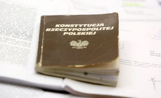 Morawiecki w expose: zmienimy Konstytucję