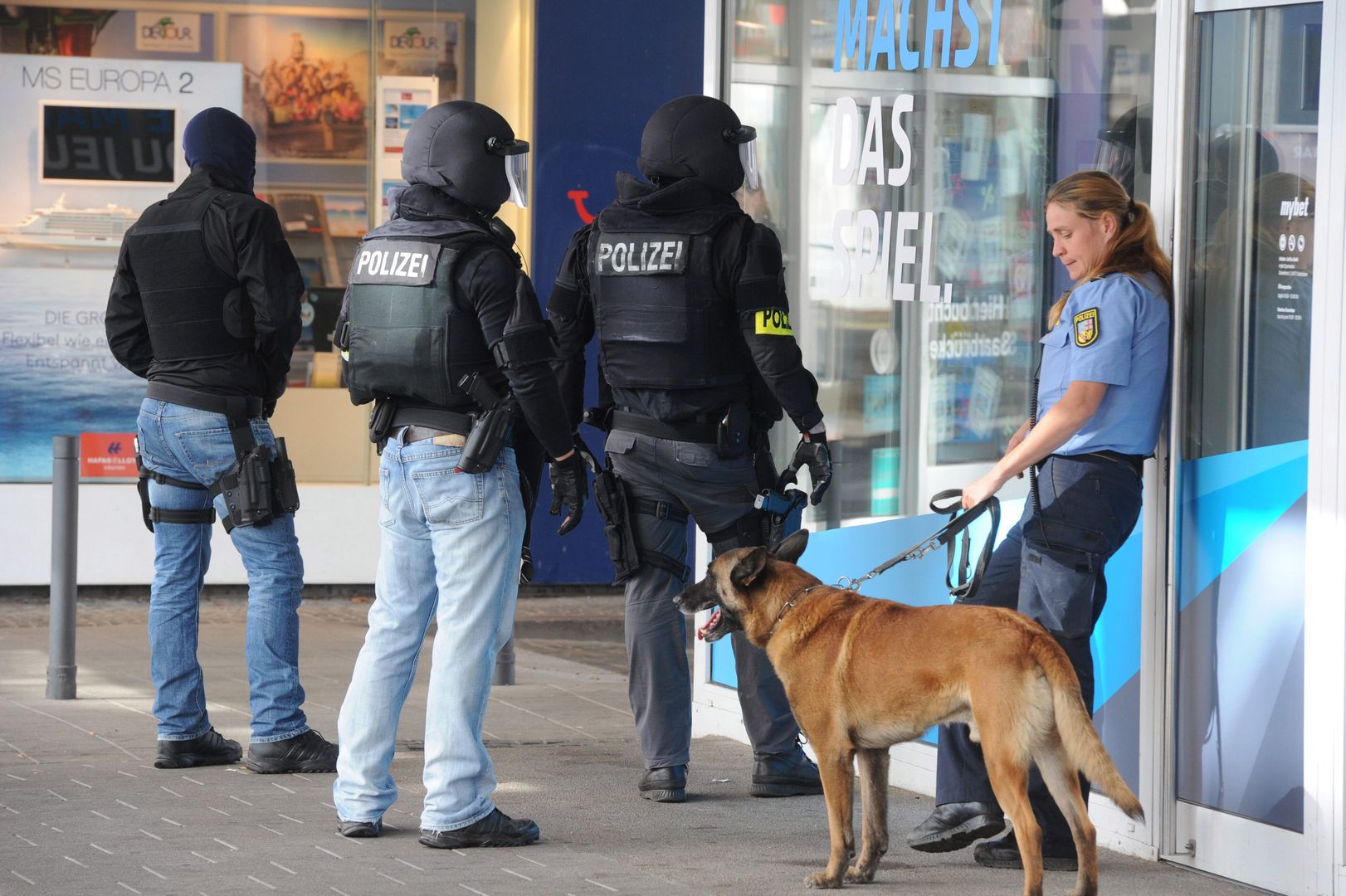 Uzbrojony mężczyzna w Niemczech zabarykadował się w restauracji