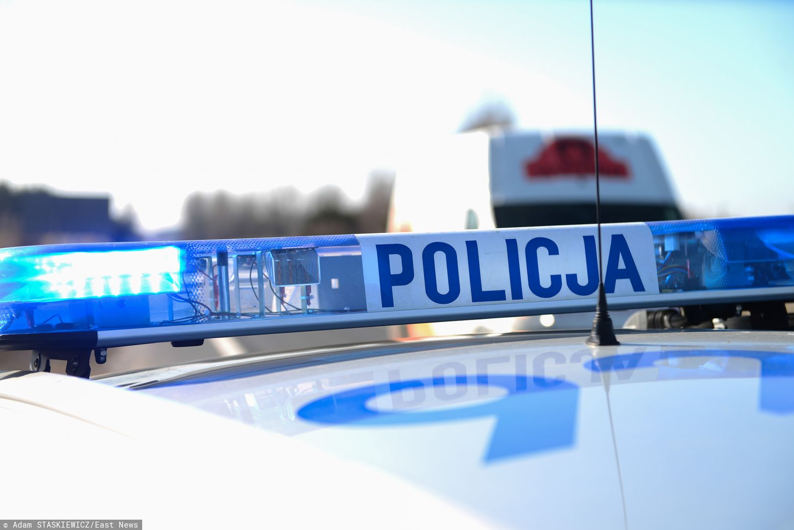 Warszawa. Mężczyzna wypadł z okna mieszkania na czwartym piętrze