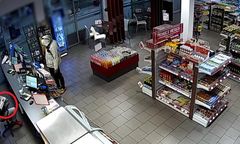 Nagranie z napadu robi furorę. Pracownik zachował zimną krew: nie przeszkadzaj mi, bo czytam gazetę