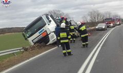 Wiatr zdmuchnął ciężarówkę. Auto przewoziło butle z gazem