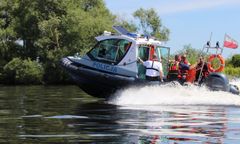 18-latek wskoczył do jeziora i nie wypłynął. Trwają poszukiwania