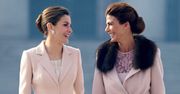 Królowa Letizia i Juliana Awada w pudrowym różu
