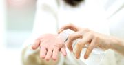 Turcja. Używają wody kolońskiej do dezynfekcji rąk w czasie epidemii koronawirusa