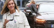 Małgorzata Rozenek w sexy mini na spacerze. Podjechała autem z bardzo oryginalną rejestracją. To hołd dla Radzia?