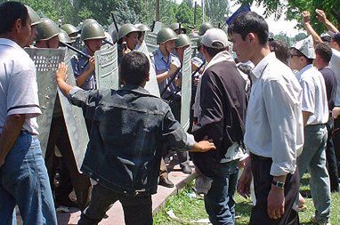 200 demonstrantów okupuje prokuraturę w Kirgistanie