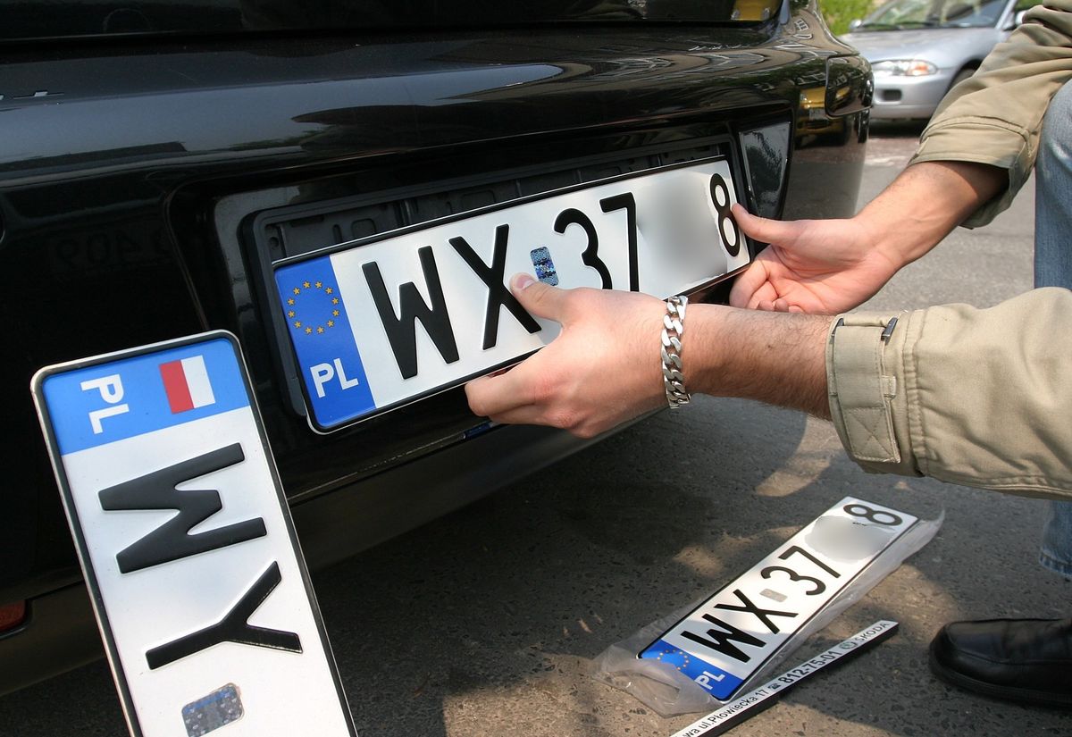 Po latach ministerstwo jest gotowe. Jedna tablica na cały okres użytkowania auta