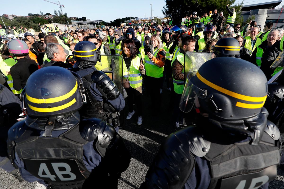 Protesty we Francji. Jedna osoba zginęła, wiele jest rannych