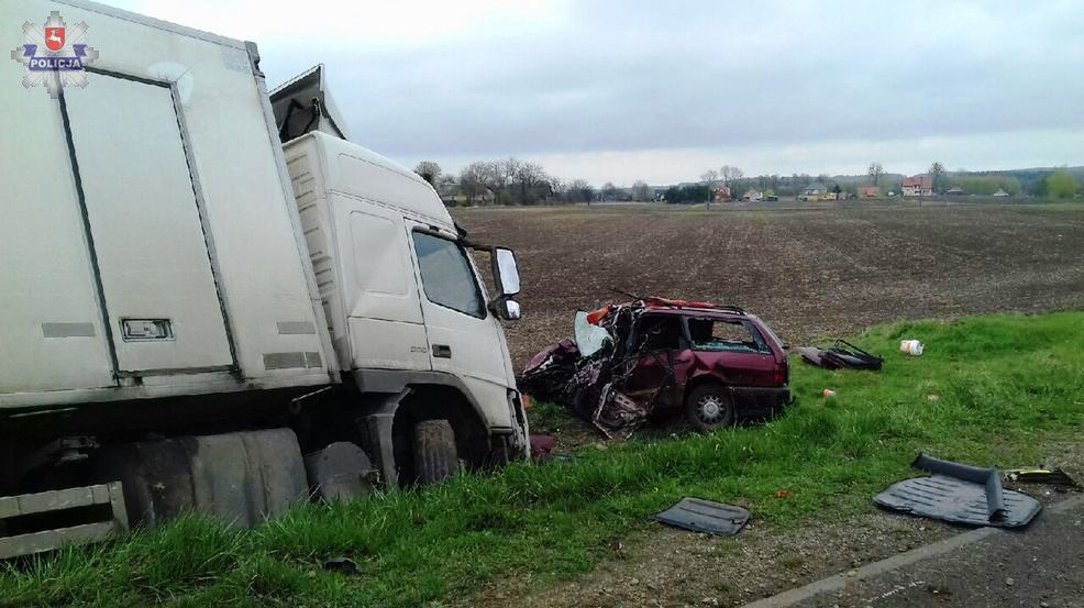 Tir zmiażdżył osobówki koło Chełma. Są zabici