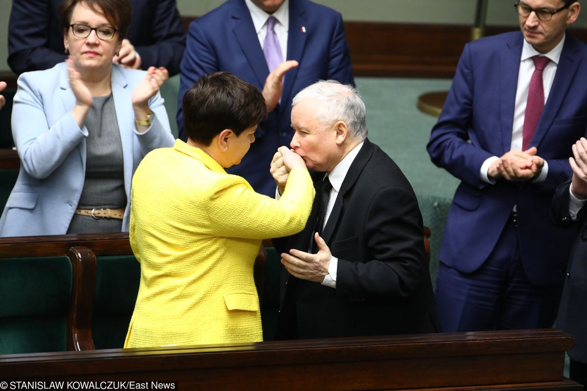 Konstytucjonalista przypomina najważniejsze słowo, jakie dotąd nie padło. Premier składa "dymisję"