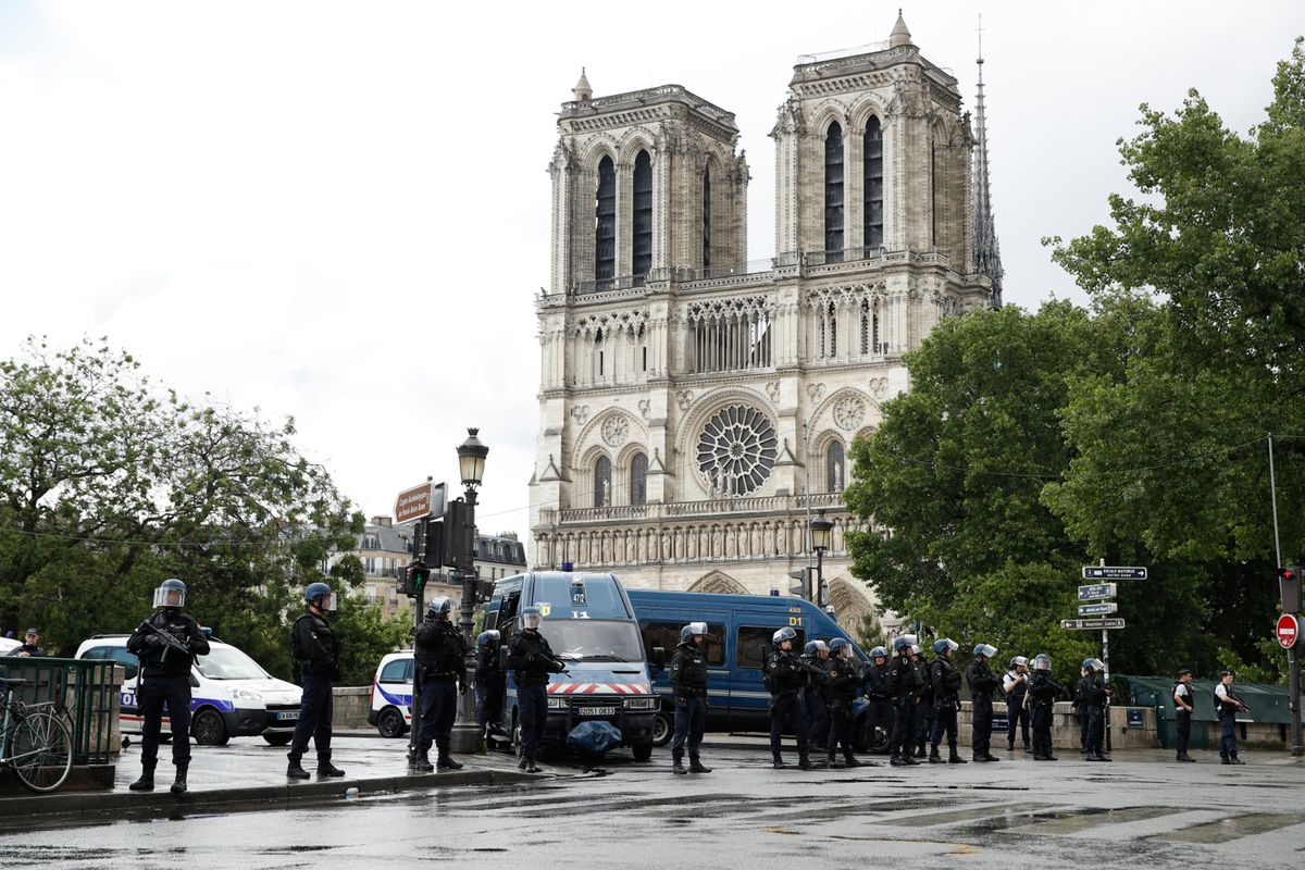Strzały i panika przed katedrą Notre Dame. Policjant postrzelił napastnika