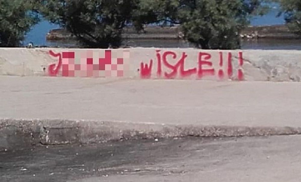 Turyści z Polski zrobili w Chorwacji wulgarne graffiti. Zaskakujący finał sprawy