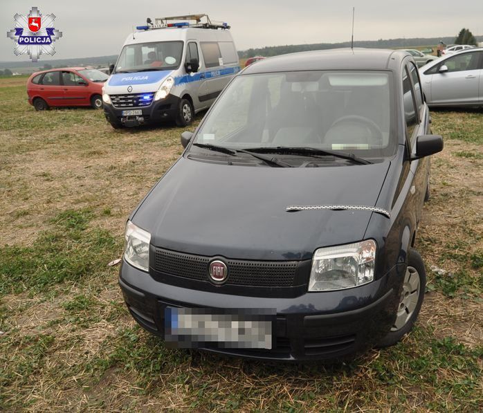 Pijany 68-latek leżał pod fiatem. Utrudniał wyjechanie z parkingu