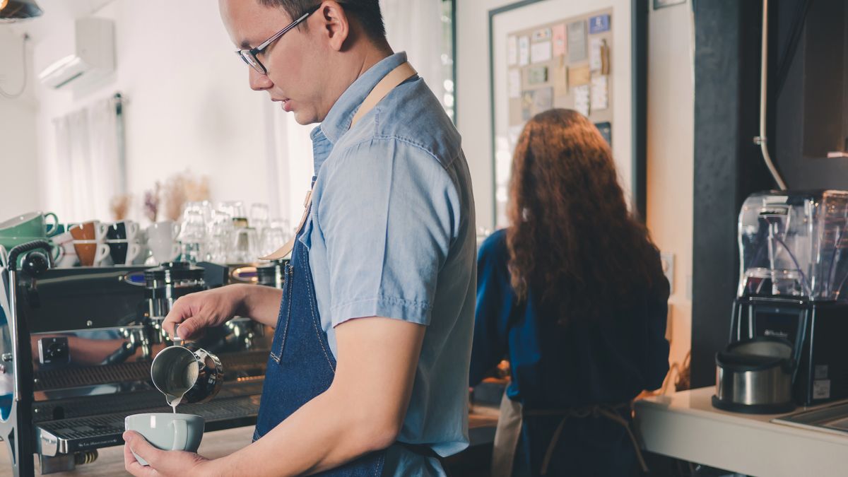 Młodzi ludzie chcą uniezależnić się od rodziców. Coraz młodsi idą dorabiać