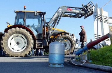 Francuscy rolnicy blokują rafinerie i składy paliw