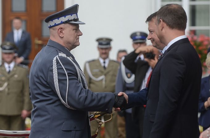 Sprawa śmierci na komisariacie. Zastępca komendanta trafił do szpitala