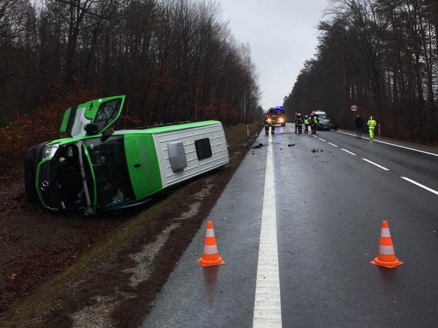 Czołowe zderzenie samochodów na Podkarpaciu. Trzy osoby ranne