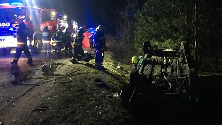 Tragedia pod Ciechanowem. Auto dachowało. Trzy osoby zginęły