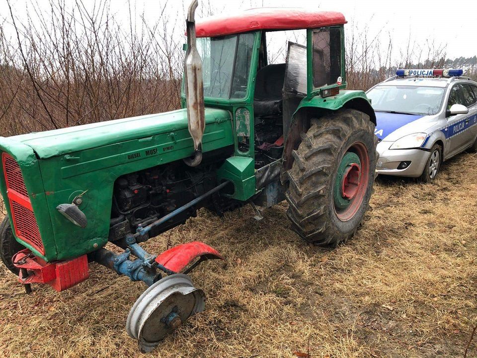 Pościg drogami gruntowymi za ciągnikiem. Stojący z tyłu pasażer kopał w radiowóz