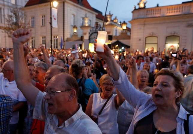 Policja użyła gazu pod Pałacem Prezydenckim. Brudziński dziękuje za profesjonalizm