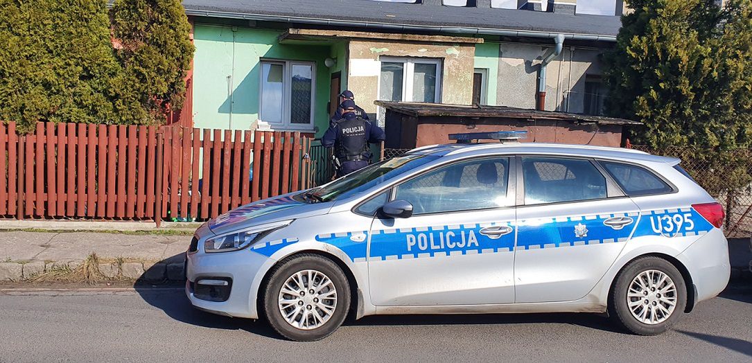 Gniezno. Zarzuty dla 28-latka. Miał ukryć zwłoki ojca i pobierać jego zasiłek