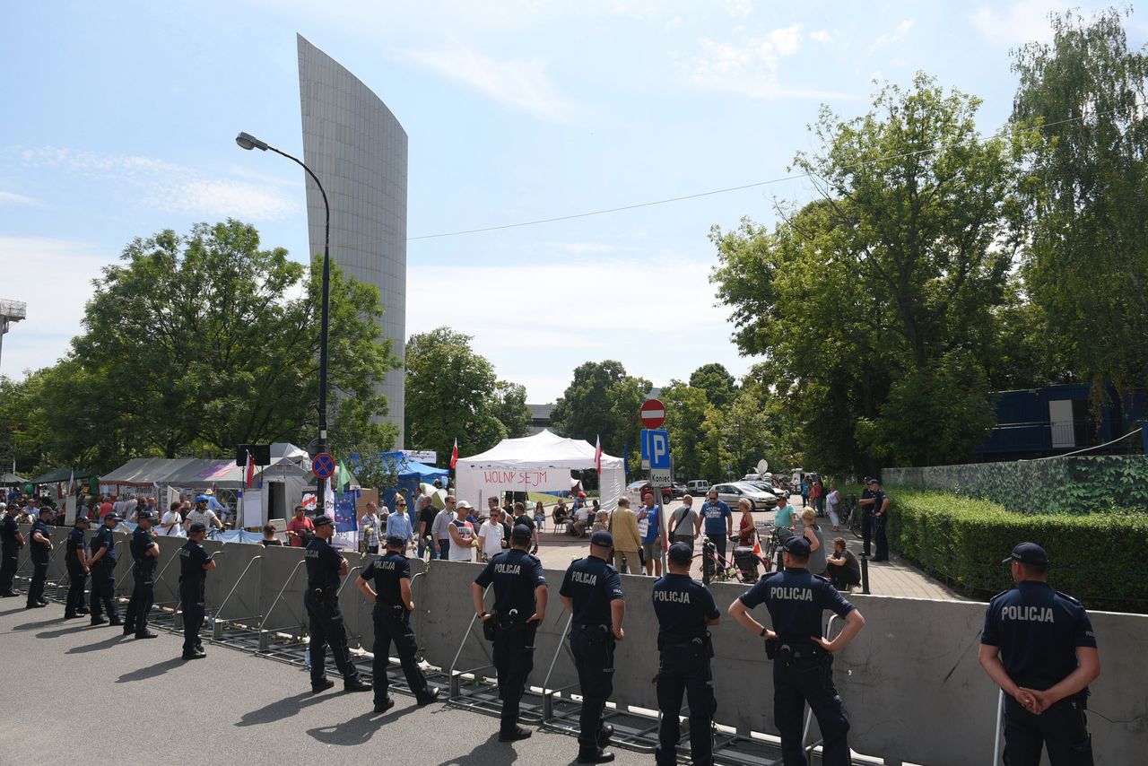 Policjanci publikują zdjęcia swojego jedzenia. To na 16 godzin