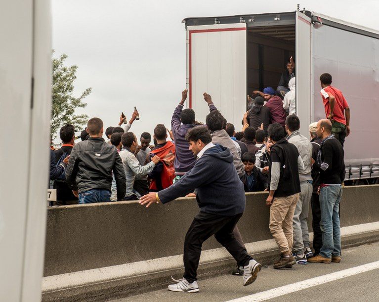 Francuzi "zgubili" 600 imigrantów. "Nie wiemy, gdzie są"