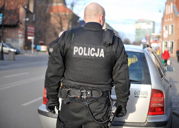 Samochód terenowy wjechał w przystanek. Jedna osoba ranna