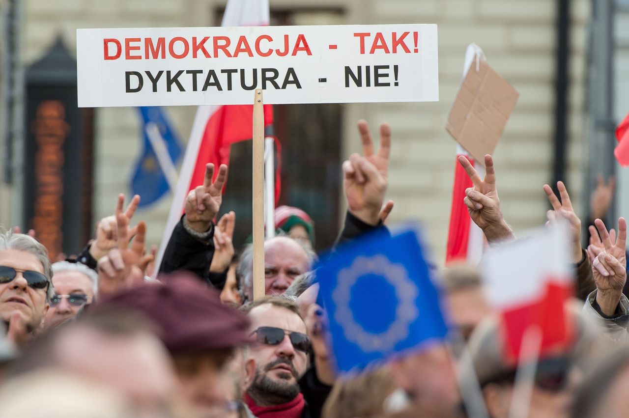 Zobaczył zdjęcie, które stało się symbolem demonstracji. Chodzi o jeden szczegół