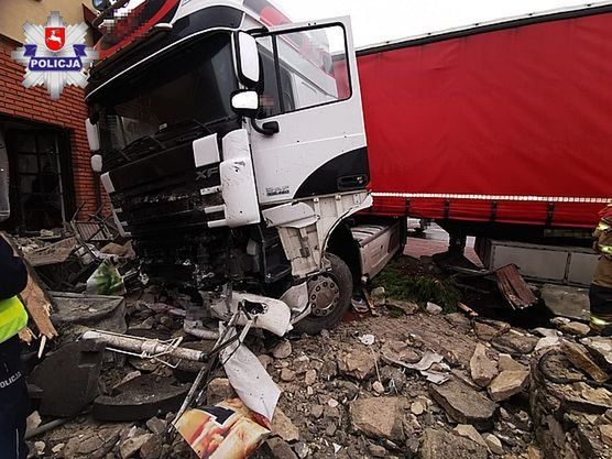 Frampol. Tir wjechał w ogródek pizzerii. Ludzie wyszli z lokalu kilka minut wcześniej