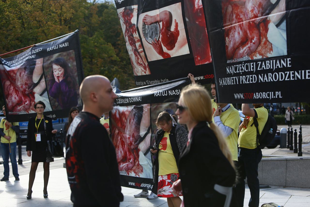 Zdjęcia z plakatów antyaborcyjnych zakłamują rzeczywistość? "Są co najmniej sprzed 20 lat"