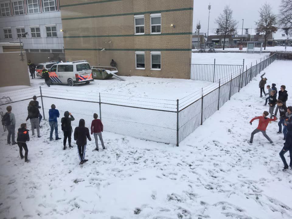 Policjanci przegrali walkę na śnieżki. Z dziećmi