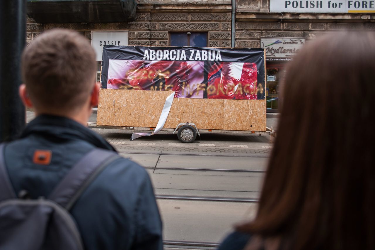 Odpowiedź na plakaty z rozszarpanymi płodami. Dziewczyny z Krakowa wzięły sprawy w swoje ręce