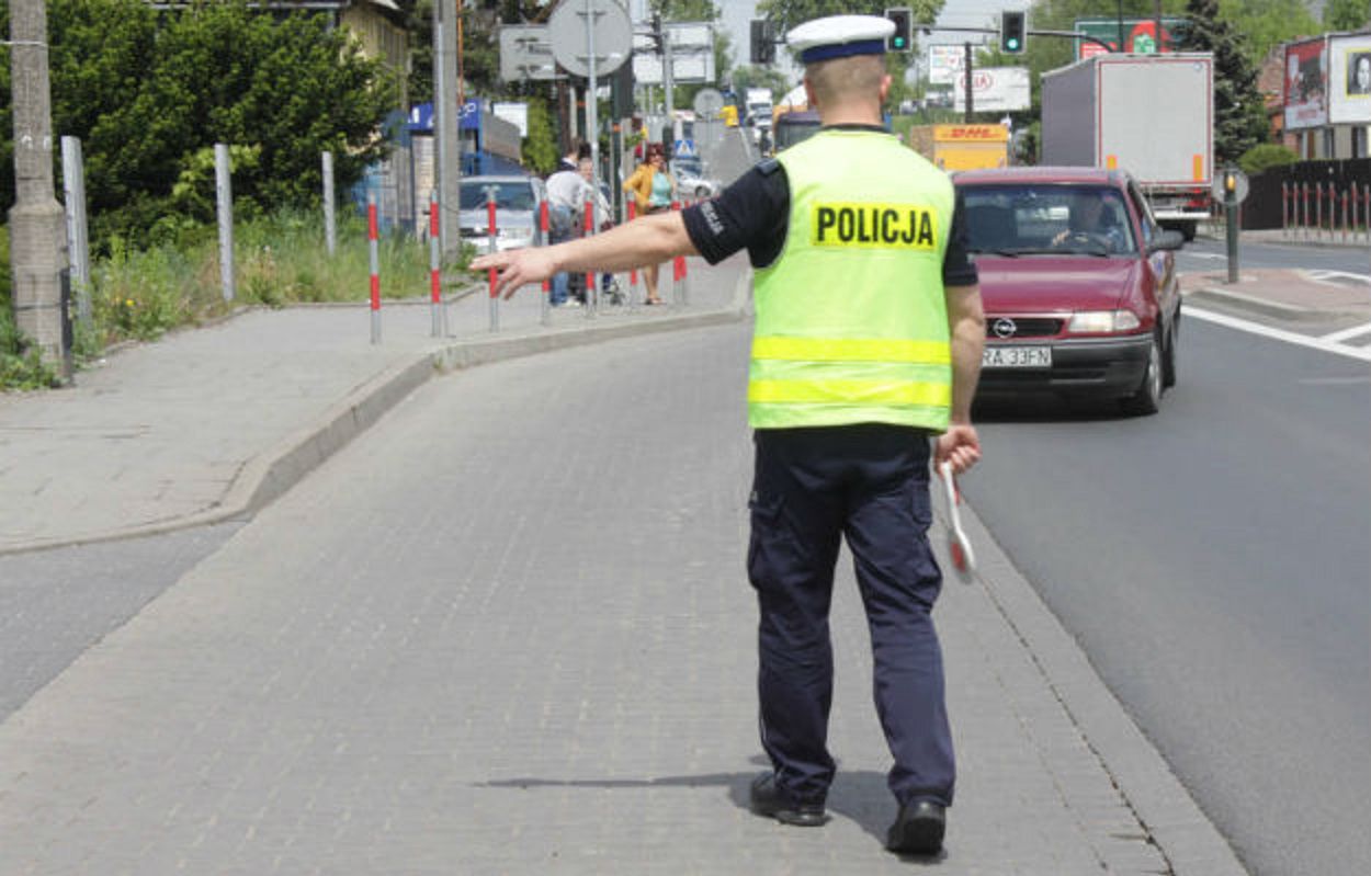 Auto staranowało policjanta. Trzech zatrzymanych po pościgu