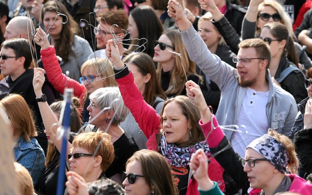 Aborcja jak wyjście po bułki? "WO" tłumaczą się z okładki