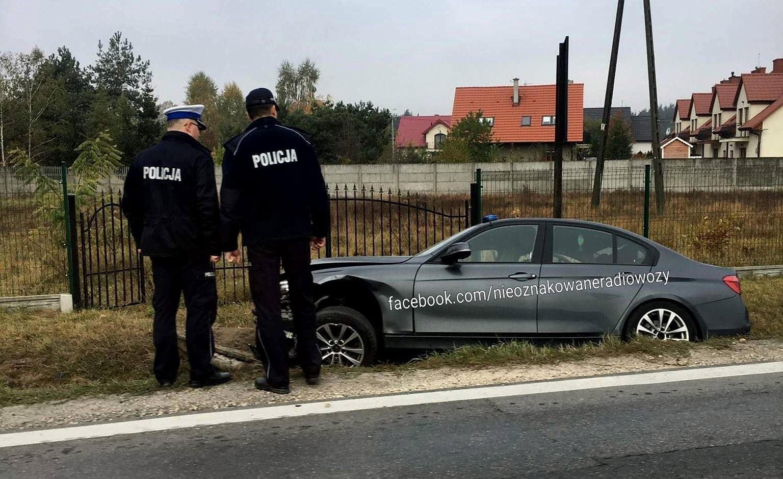 Policjanci rozbili nieoznakowane BMW. Internauci kpią w najlepsze